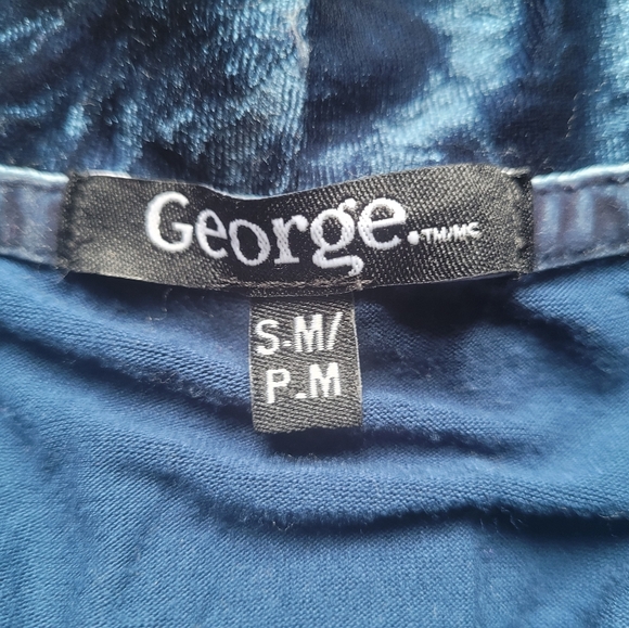 NWOT Soft Comfortable Robe, with crushed velvet trims. - Picture 6 of 8